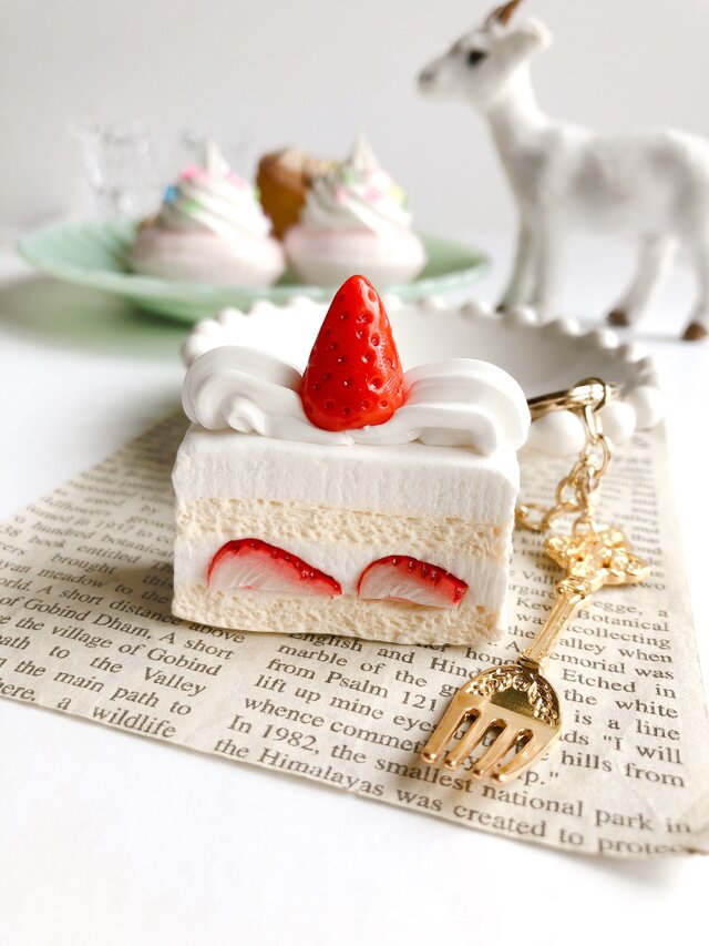 苺のショートケーキ バッグチャーム フェイクスイーツ スイーツデコの画像1枚目