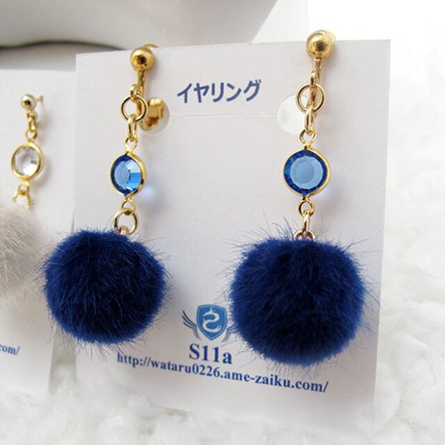 シャネルストーンとファーボールのイヤリング(金具交換可能)の画像1枚目