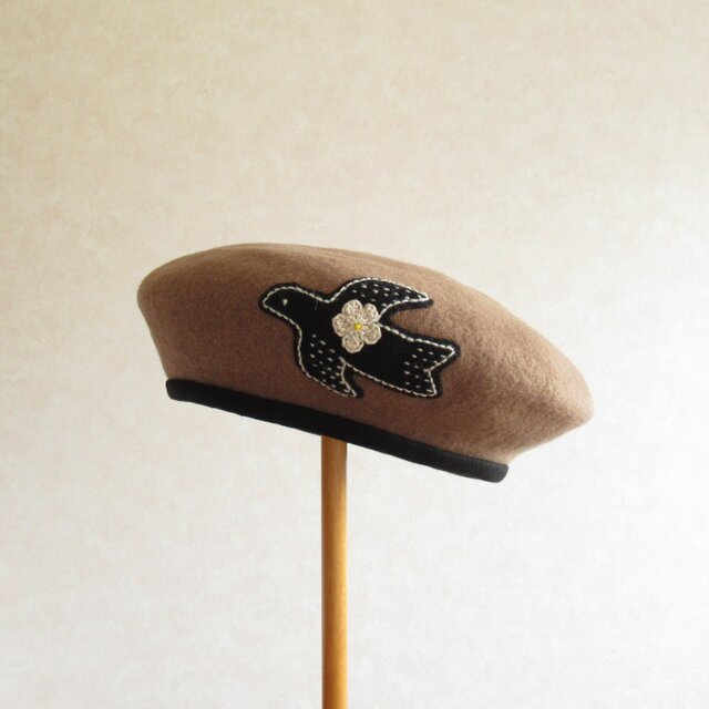 鳥さんアップリケのウールベレー　ダークベージュ