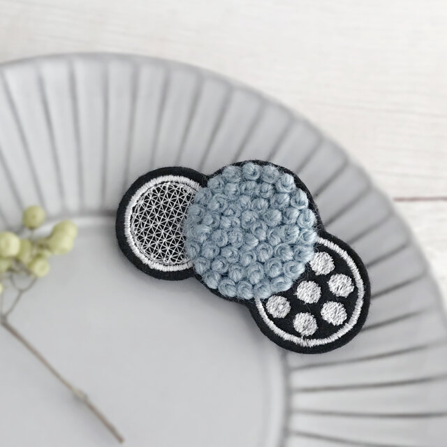 ふわもこ刺繍ドットブローチ(スモーキーブルー)【受注生産】の画像1枚目