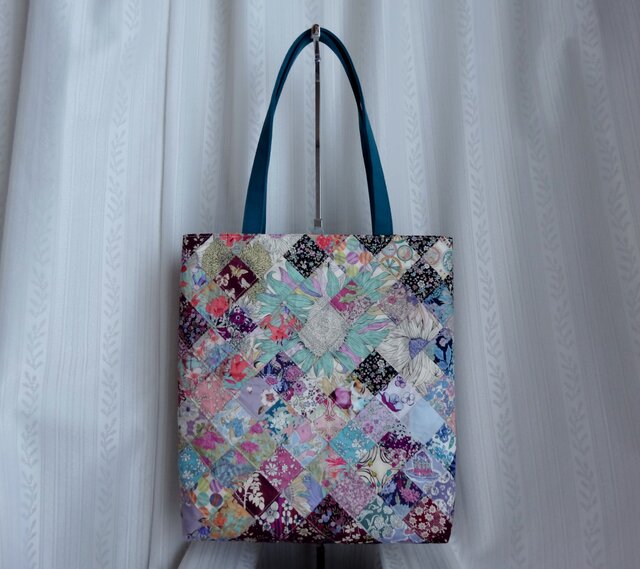 ご注文品　✿リバティ✕パッチワーク✿　ハンドメイドバッグ　2点 リバティパッチワークトート「WONDERLAND」 | iichi 日々の