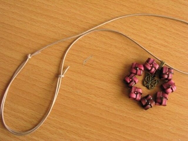 叶結びリングペンダント(赤)の画像1枚目