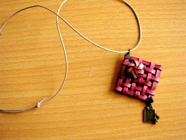 角ペンダント(赤)の画像1枚目