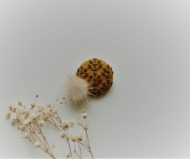 ミンクファー刺繡ブローチ(マスタード)の画像1枚目