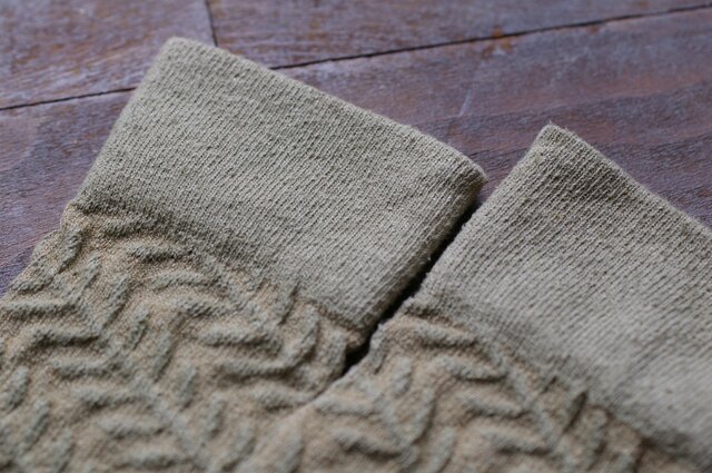 Leaf silk socks カナムグラ染めーグリーンの画像1枚目