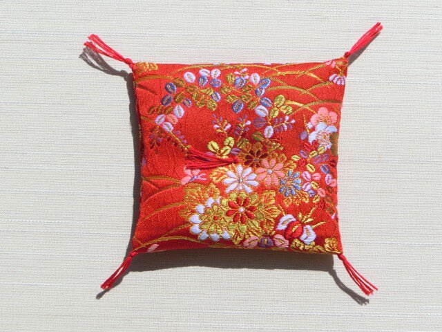 置物用お座布団 金蘭 変わり織 朱赤色 11cm角 | iichi 日々の