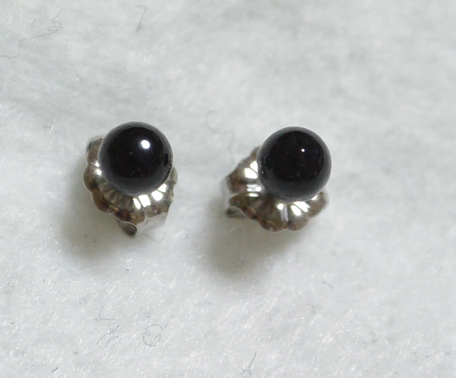 小粒ブラックオニキスのスタッドピアス(4mm・チタンポスト)の画像1枚目