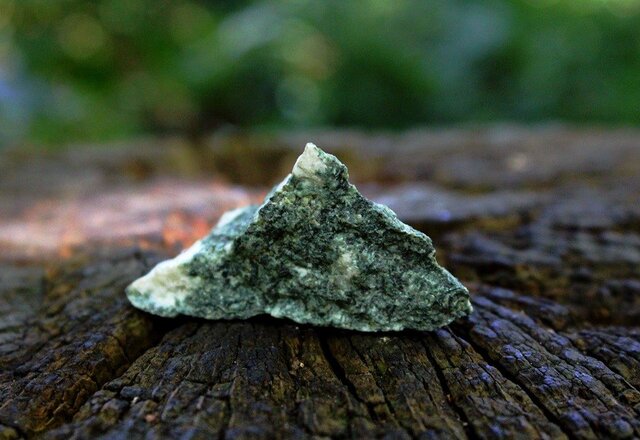 プレセリブルーストーン 原石 CS-126 | iichi 日々の暮らしを心地よく