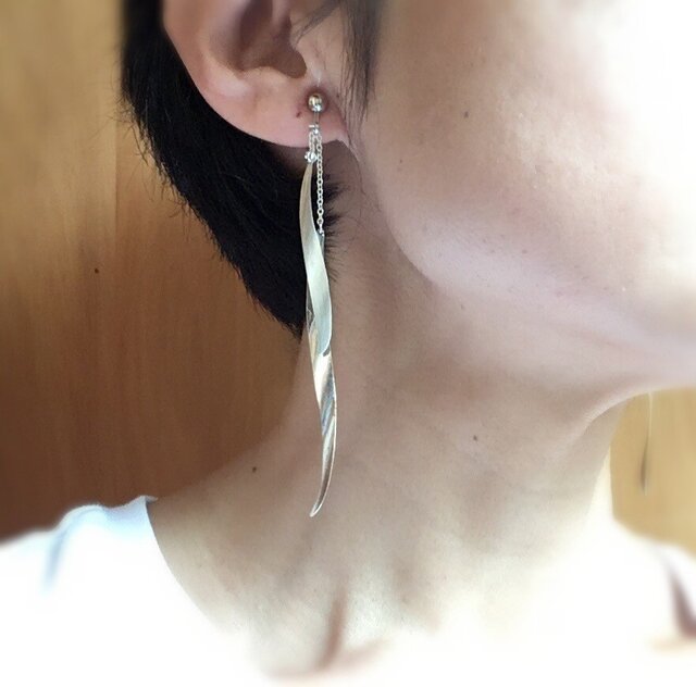 Silver950 の羽根の様なモチーフが揺れるイヤリングの画像1枚目