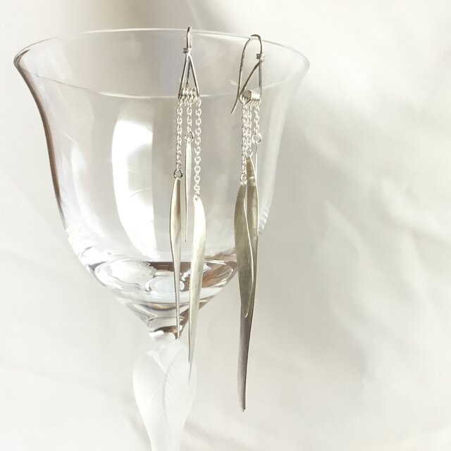 Silver950 の3枚の羽根のようなモチーフが揺れるピアスの画像1枚目