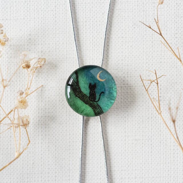 銀のループタイ38/ 樹上のねこ