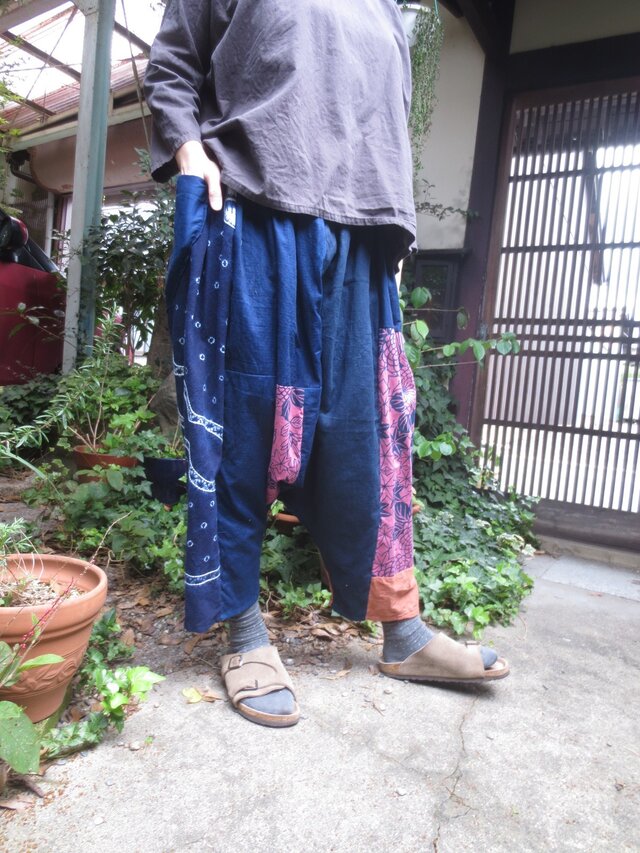 古布リメイク☆嬉しい楽しいサルエルパンツ☆藍染めの魅力いっぱい♪ | iichi  日々の暮らしを心地よくするハンドメイドやアンティークのマーケットプレイス