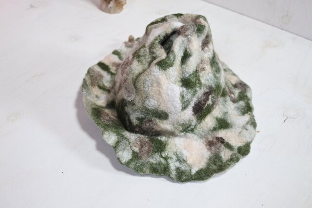 つば広 ハット felt 〜グリーン × アイボリー マーブル〜の画像1枚目
