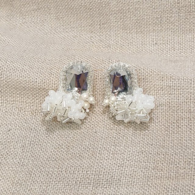 神秘的つぶ刺繍シリーズ ピアスの画像1枚目