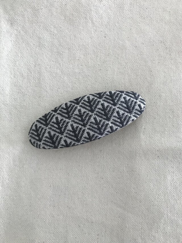 こぎん刺しのバレッタ 大〈松笠〉の画像1枚目