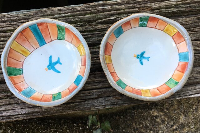 カラフル・ハッピー深小皿(青い鳥)再出品の画像1枚目