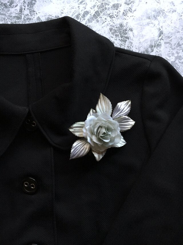 シルバーのバラのコサージュ