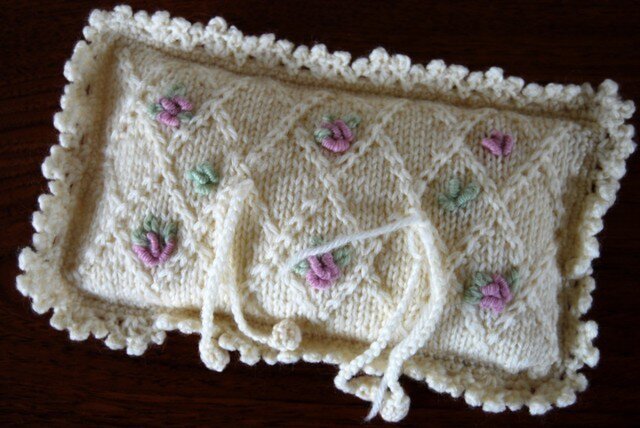 ニットの小花刺繍のミニクッション(リングピロー)の画像1枚目