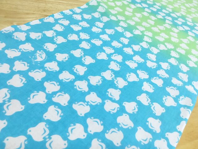鳥の中に飛び出してビックリしている魚が1匹隠れてる「千鳥」の手ぬぐいの画像1枚目