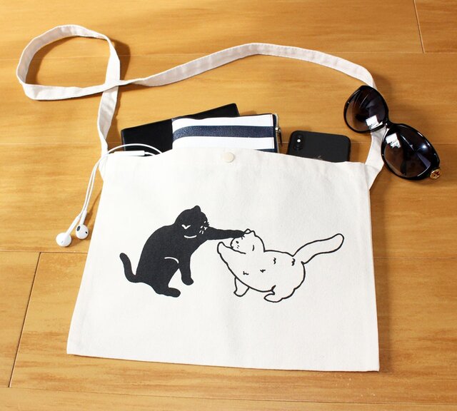 ねこパンチが届かない サコッシュバッグ | iichi 日々の暮らしを