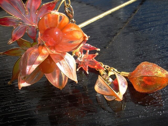 【再販】秋へ(鬼灯と紅葉のかんざし)の画像1枚目
