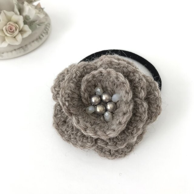 フラワー 毛糸編み ヘアゴム　ベージュ　かぎ針編み　花