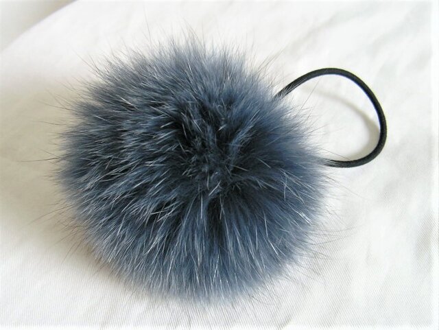 ¶ new antique fur ¶ 青染めフォックスファー大き目ボンボンヘアゴムの画像1枚目