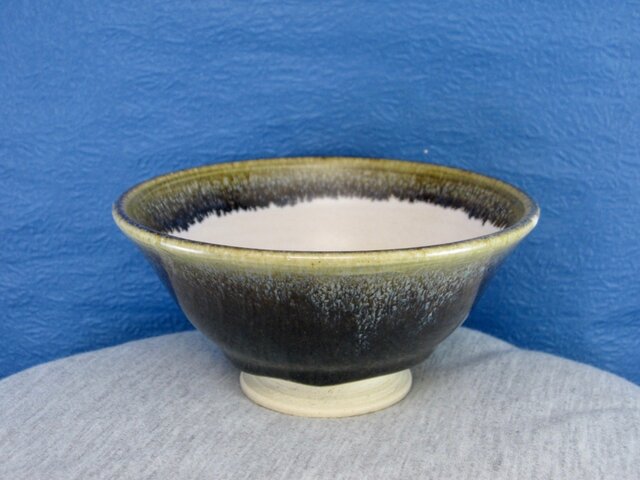 陶器ご飯茶碗(やや大)黒織部釉の画像1枚目