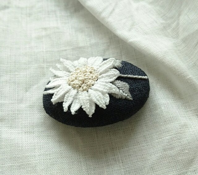 〈受注製作〉刺繍ブローチ white sun flower | iichi ハンドメイド・クラフト作品・手仕事品の通販
