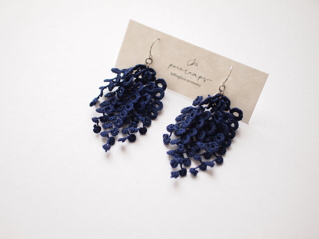 タティングレース ジョセフィンノットピアス (ボリューム半分) (navy) 受注制作の画像1枚目