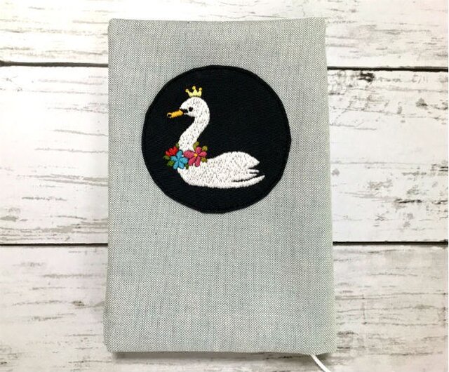 手刺繍ブックカバー*スワンの画像1枚目