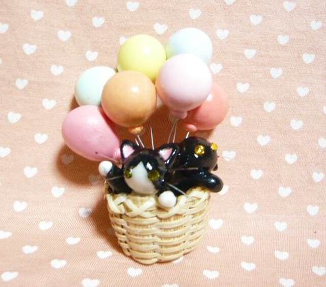にゃんこのしっぽ〇お空をとぼうよ〇風船〇猫ミニチュアの画像1枚目
