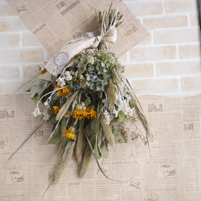 マリーゴールドとアジサイのスワッグ　