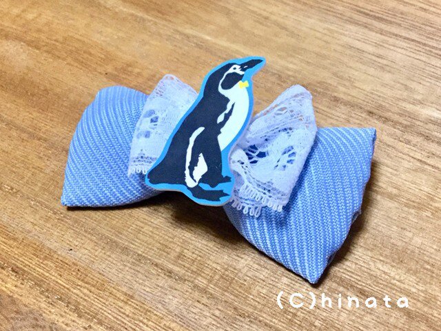 ペンギンのイラストブローチ(リボン型)の画像1枚目