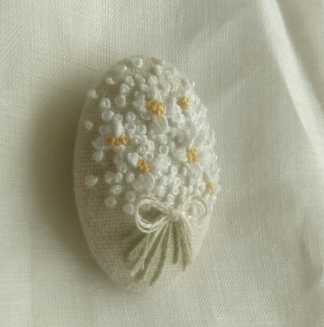 〈受注製作〉刺繍ブローチ white bouquet② | iichi ハンドメイド・クラフト作品・手仕事品の通販