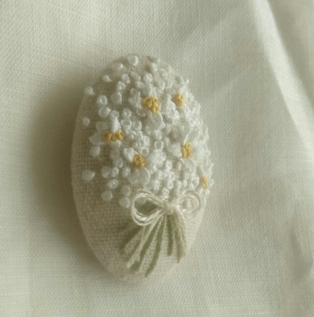 受注製作〉刺繍ブローチ white bouquet② | iichi 日々の暮らしを 