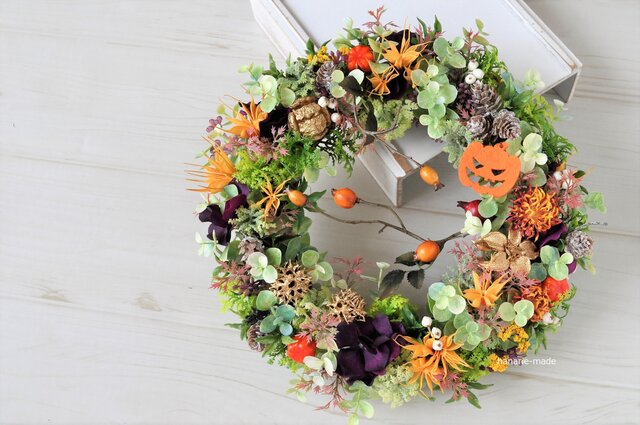 ローズヒップの枝とニゲラ ハロウィンリース：木の実 ミニパンプキン