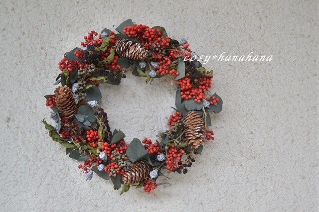 赤い実とユーカリのwreathの画像1枚目