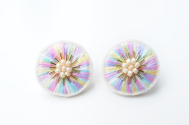 <Stella " Sis " ~遊び好きの星~>刺繍ピアス◎ミルクレインボー◎虹白×金色◎2way★ロングポスト変更可能の画像1枚目