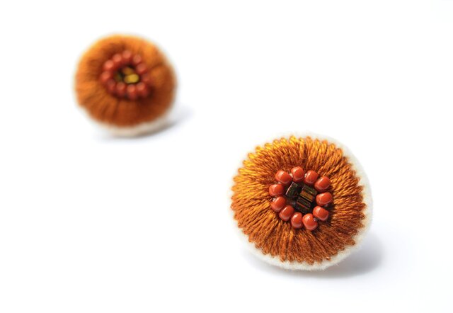 <Stella~遊び好きの星~>刺繍ピアス◎キャラメル色の星◎ブラウン◎2way★ロングポスト変更可能の画像1枚目