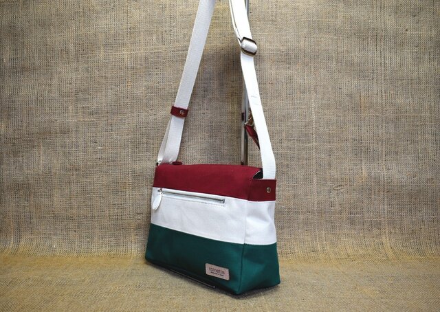 キャンバス トリコロール・ショルダーバッグ(エンジ×生成×グリーン)の画像1枚目