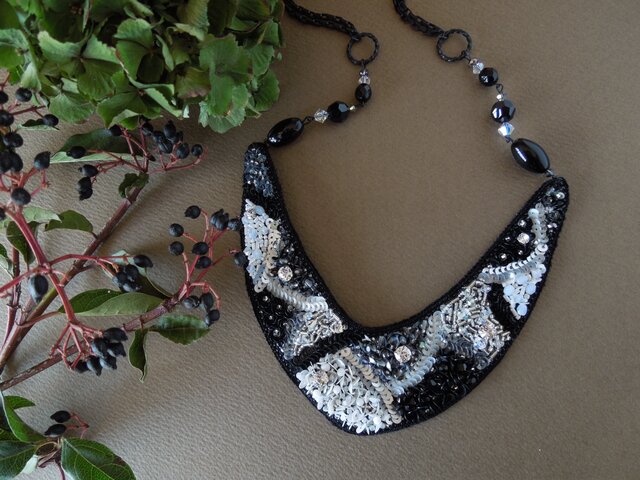 ビーズ刺繍のネックレス | iichi 日々の暮らしを心地よくする