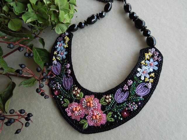 花柄刺繍のネックレスの画像1枚目
