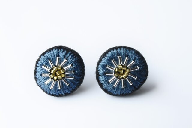 <Stella~遊び好きの星~>刺繍イヤリング◎澄んだ夜色の画像1枚目