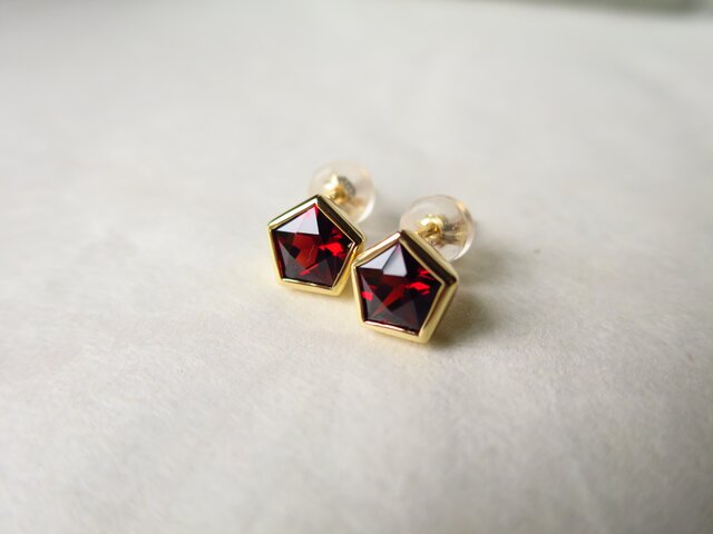 K18 Garnet Pentagon Pierceの画像1枚目