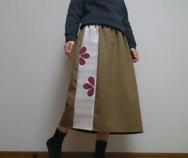 秋色のロングスカートカーキとワインレッドの花びらパッチウエストゴムの画像1枚目