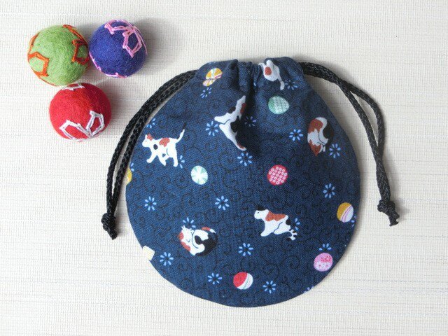 ミニ巾着 紺色ねこ柄 御守り 小物収納 プレゼントにも の画像1枚目
