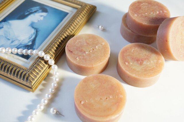 「エリザベートSOAP」~バラ水、コニャック、卵、クルミオイル、馬油、椿油、ひまし油入り ♬の画像1枚目