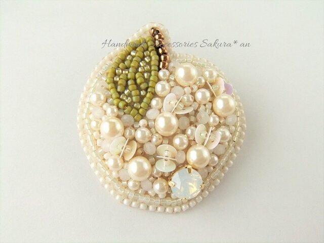 Brooch りんご ビーズ刺繍 (K0708)の画像1枚目