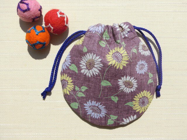 ミニ巾着 あずき色 菊植物 御守り 小物収納 プレゼントにも の画像1枚目